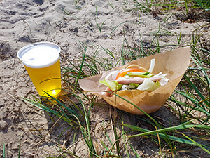 Kajüte S.B.12. Matjes und Bier am Strand